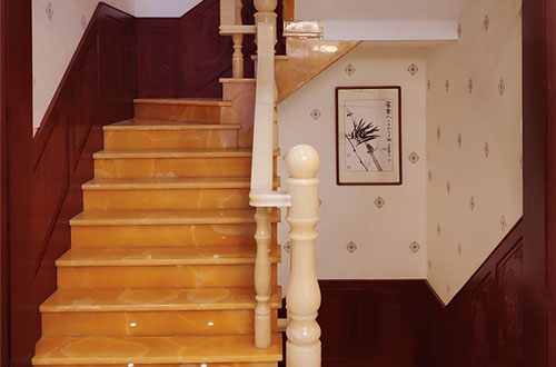 南头镇中式别墅室内汉白玉石楼梯的定制安装装饰效果